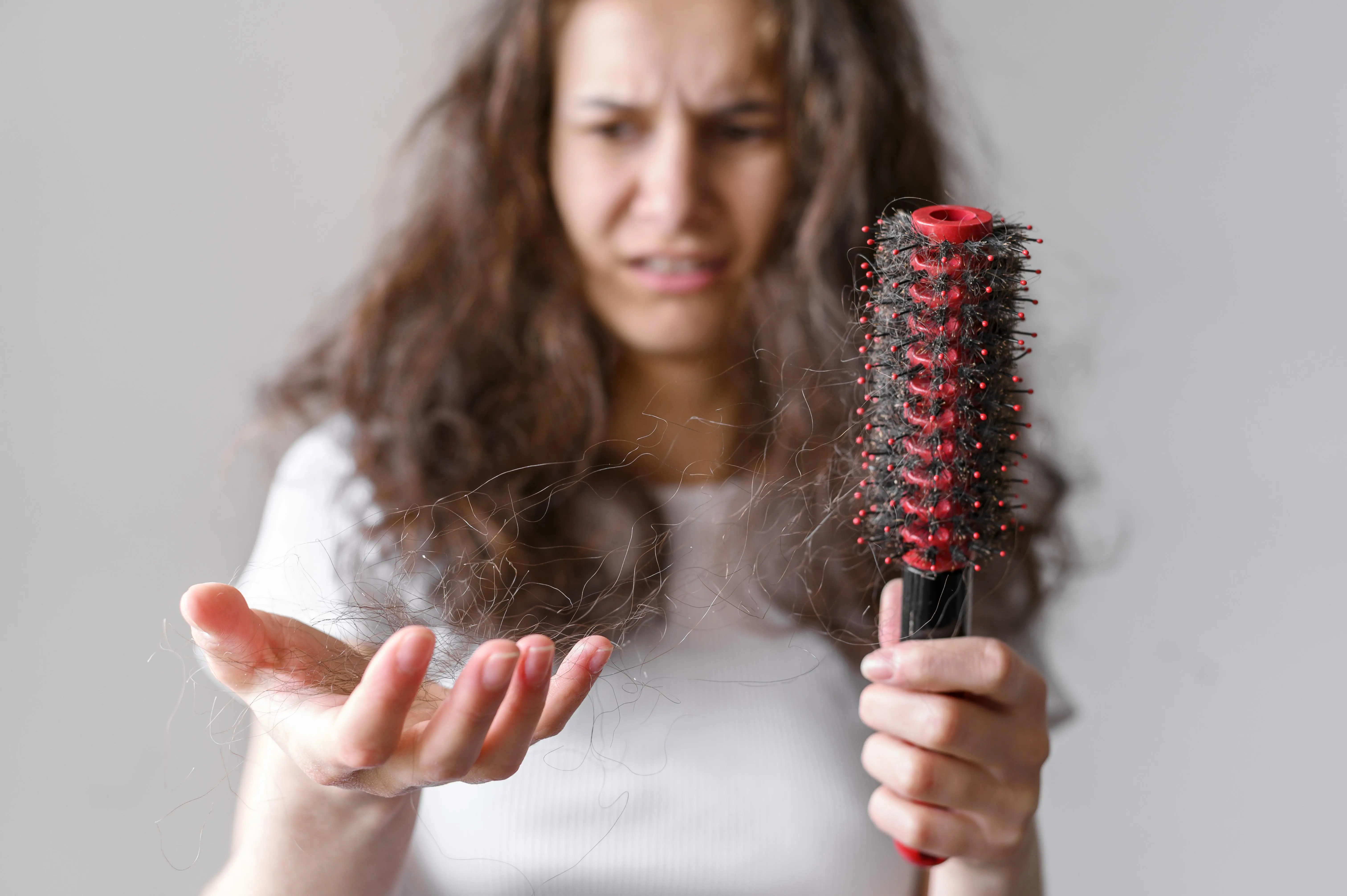 Hair Burnout: Como o Estresse Silencioso Destrói o Seu Cabelo