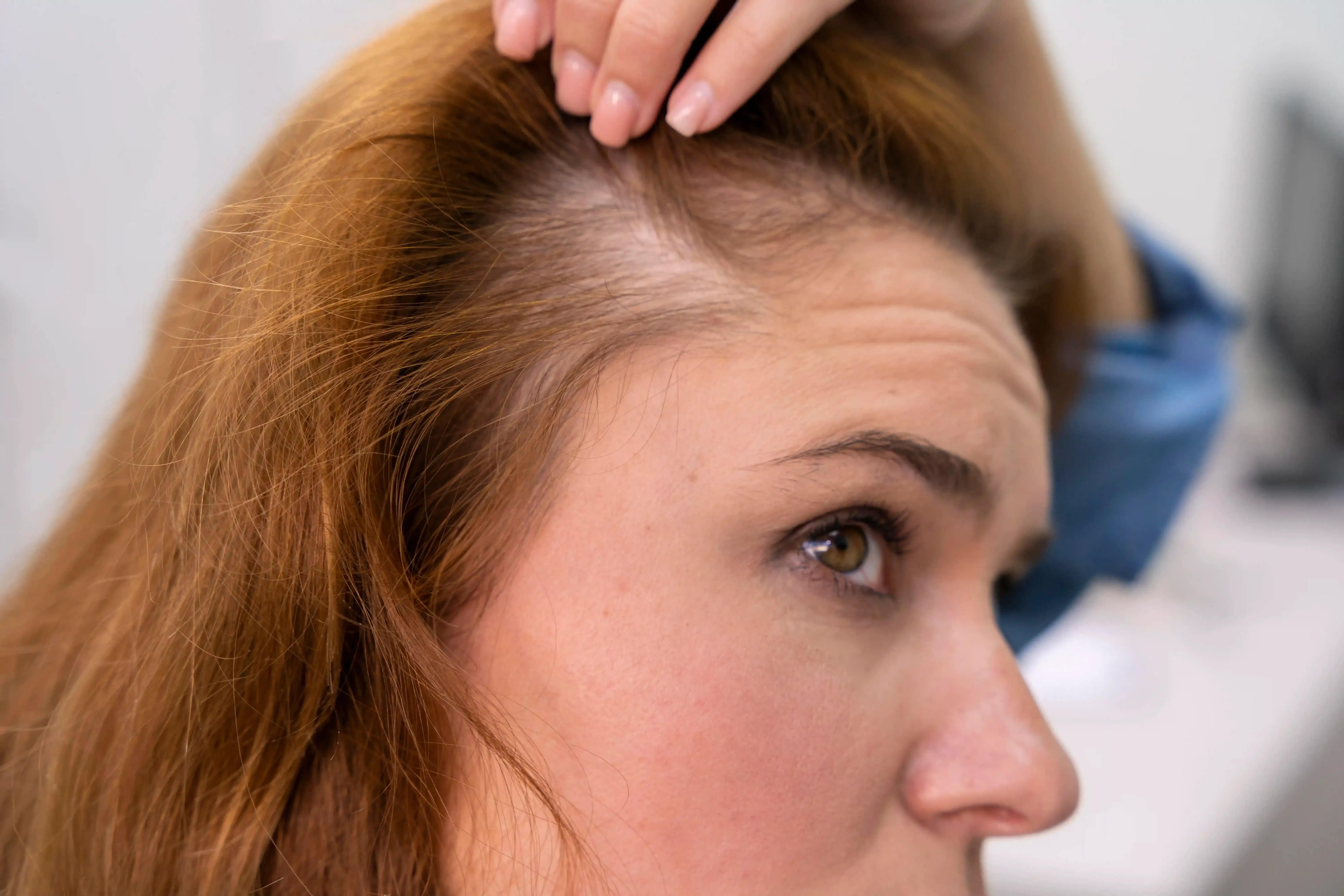 Cabelo Ralo, Fino e com Pontas Transparentes: A Ciência de Como Engrossar os Fios de Dentro para Fora